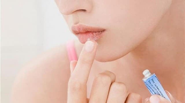 Сколько держится и как устранить отек после увеличения губ гиалуроновой кислотой Сколько держится и как устранить отек после увеличения губ гиалуроновой кислотой